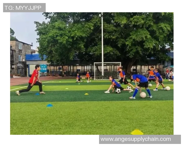 足球明星亲子时光看子女踢球展现天赋与梦想的传承